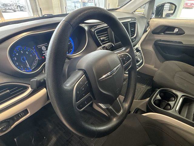 Used 2020 Chrysler Pacifica Touring image 13