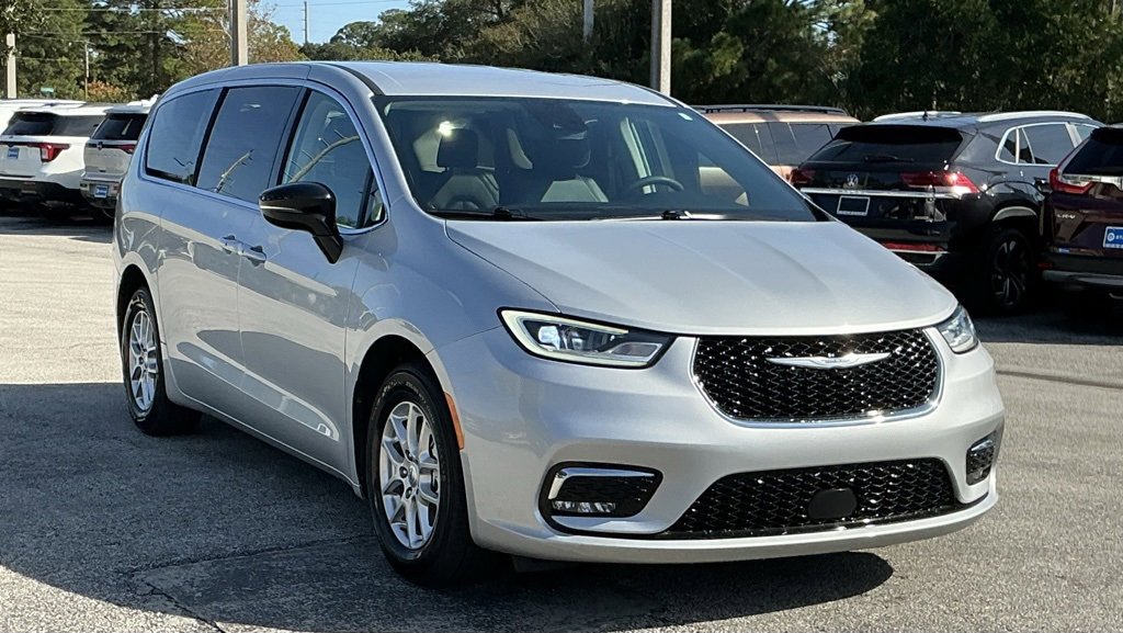 Used 2024 Chrysler Pacifica Touring-L image 14