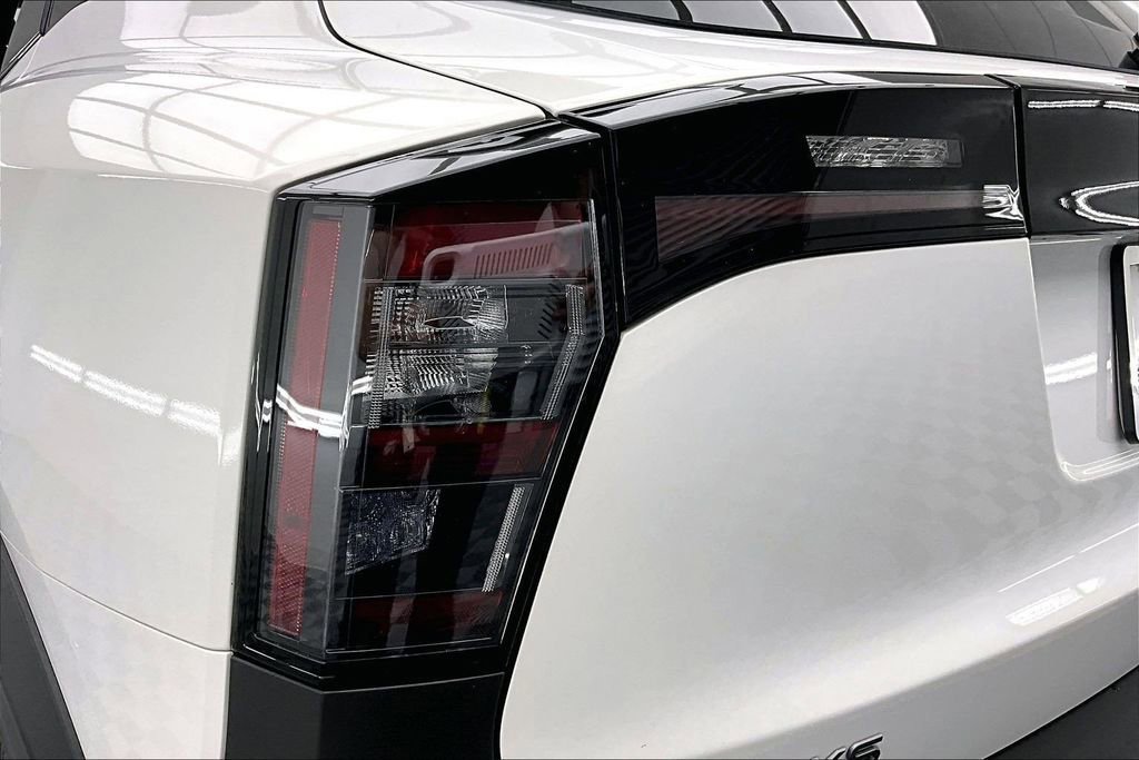Used 2025 Nissan Kicks SR FWD image 30