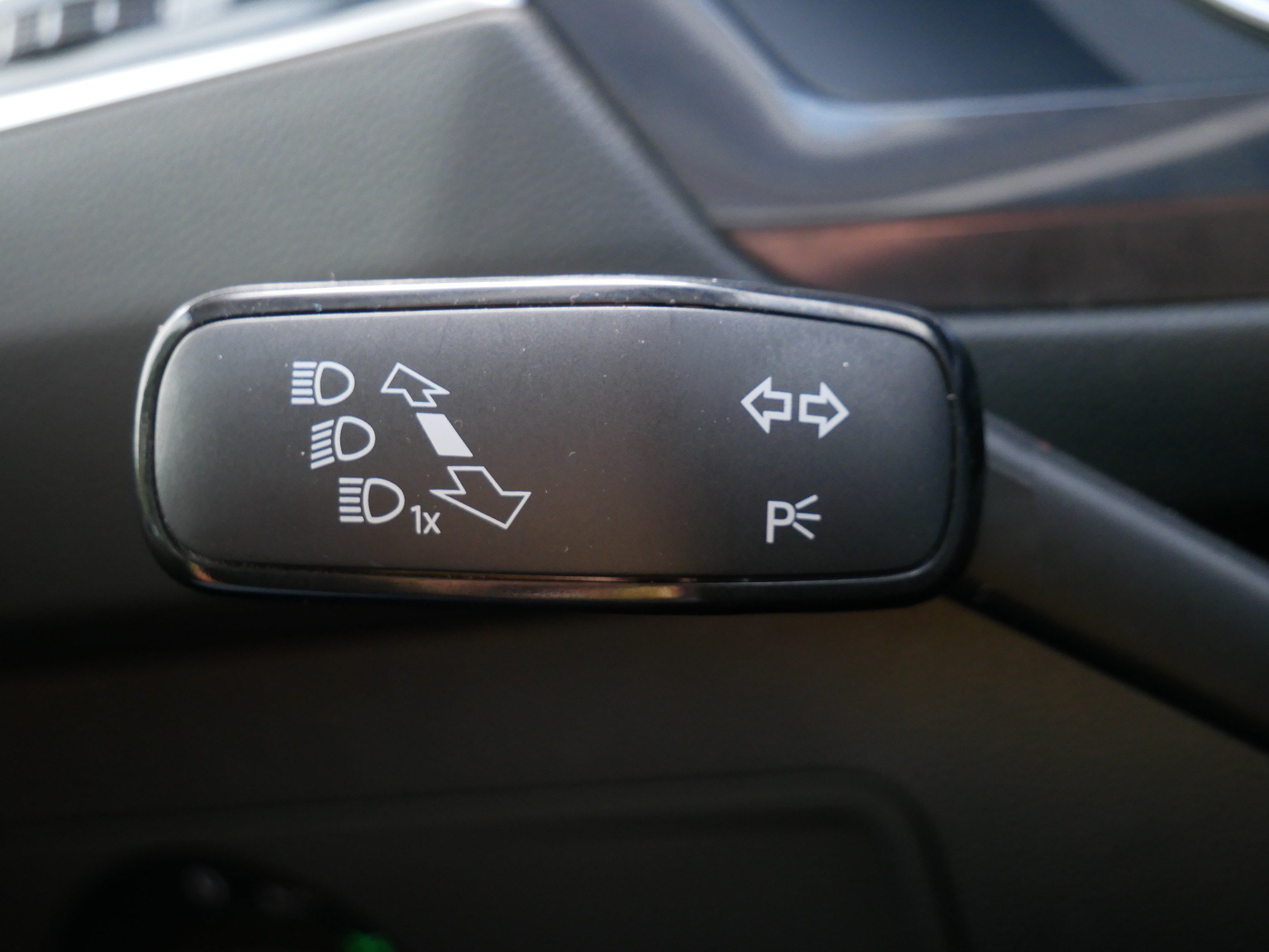 Used 2021 Volkswagen Tiguan SE AWD/4WD image 31