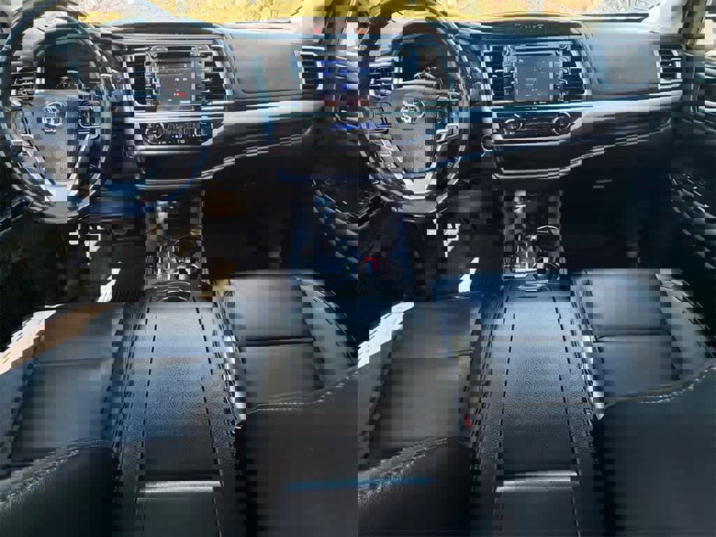 Used 2019 Toyota Highlander XLE w/ Carpet Mat Package (TMS) image 21