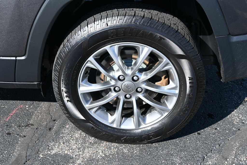 Used 2019 Jeep Cherokee Latitude Plus w/ Comfort/Convenience Group AWD/4WD image 15