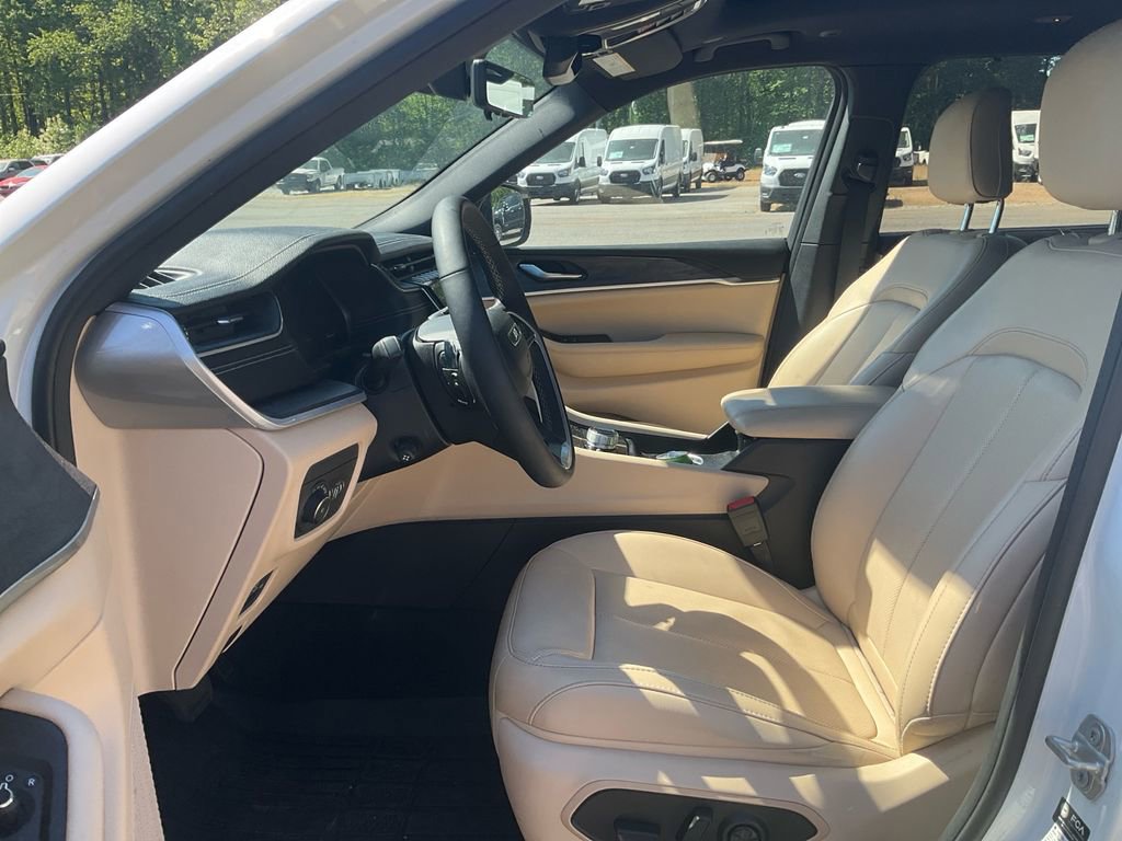 Used 2025 Jeep Grand Cherokee L Limited w/ Luxury Tech Group II image 16