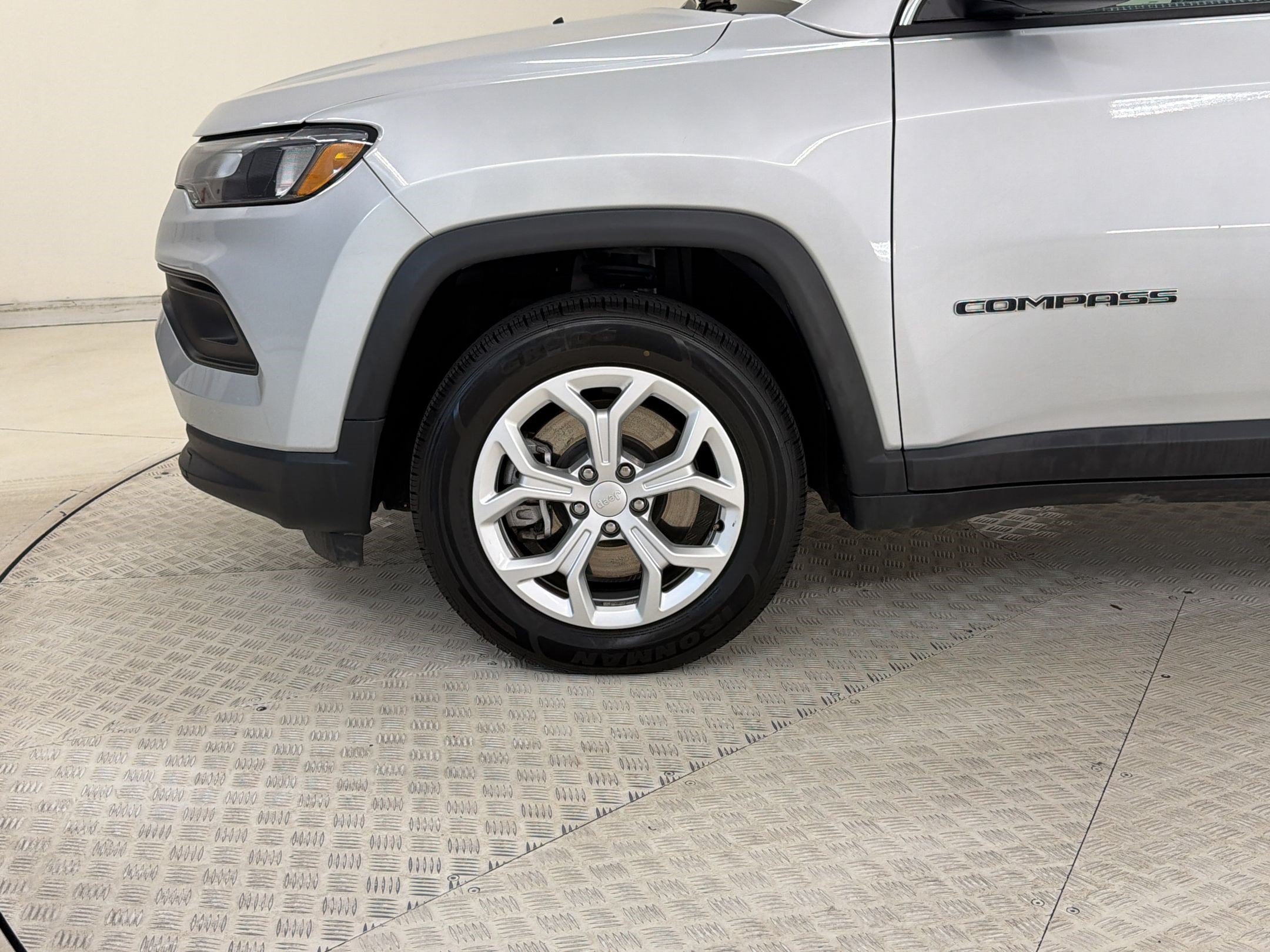 Used 2024 Jeep Compass Latitude AWD/4WD image 12