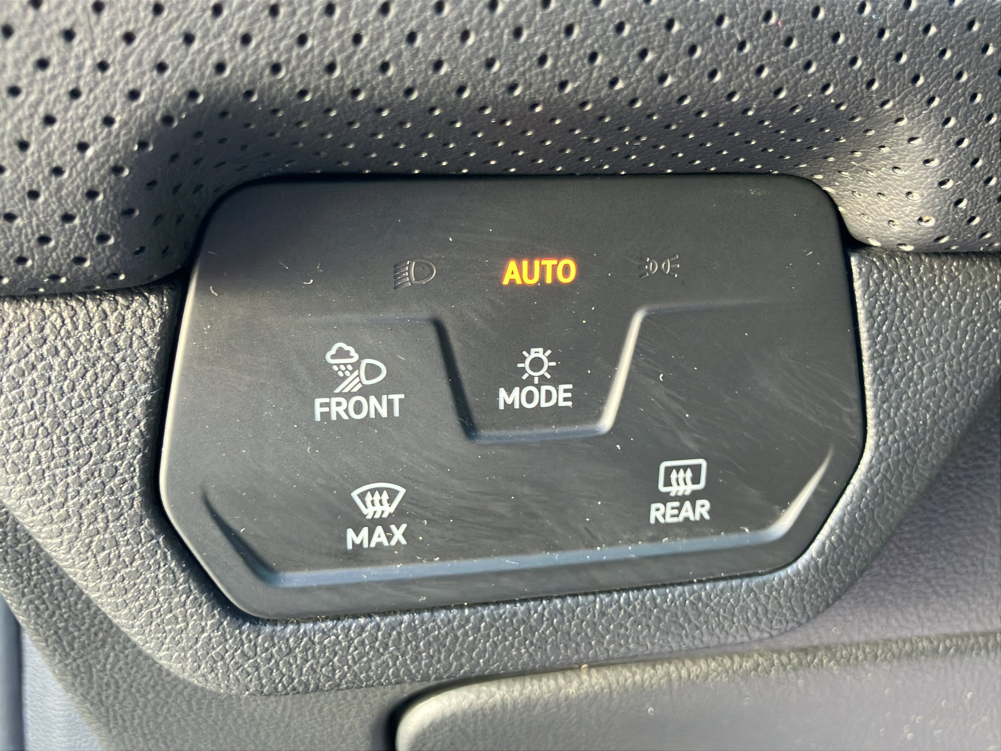 Used 2024 Volkswagen Atlas SE AWD/4WD image 14