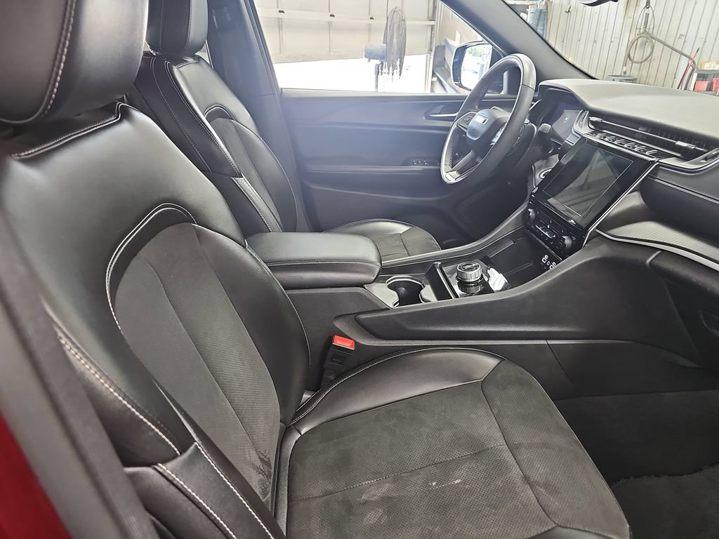 Used 2024 Jeep Grand Cherokee Altitude AWD/4WD image 10
