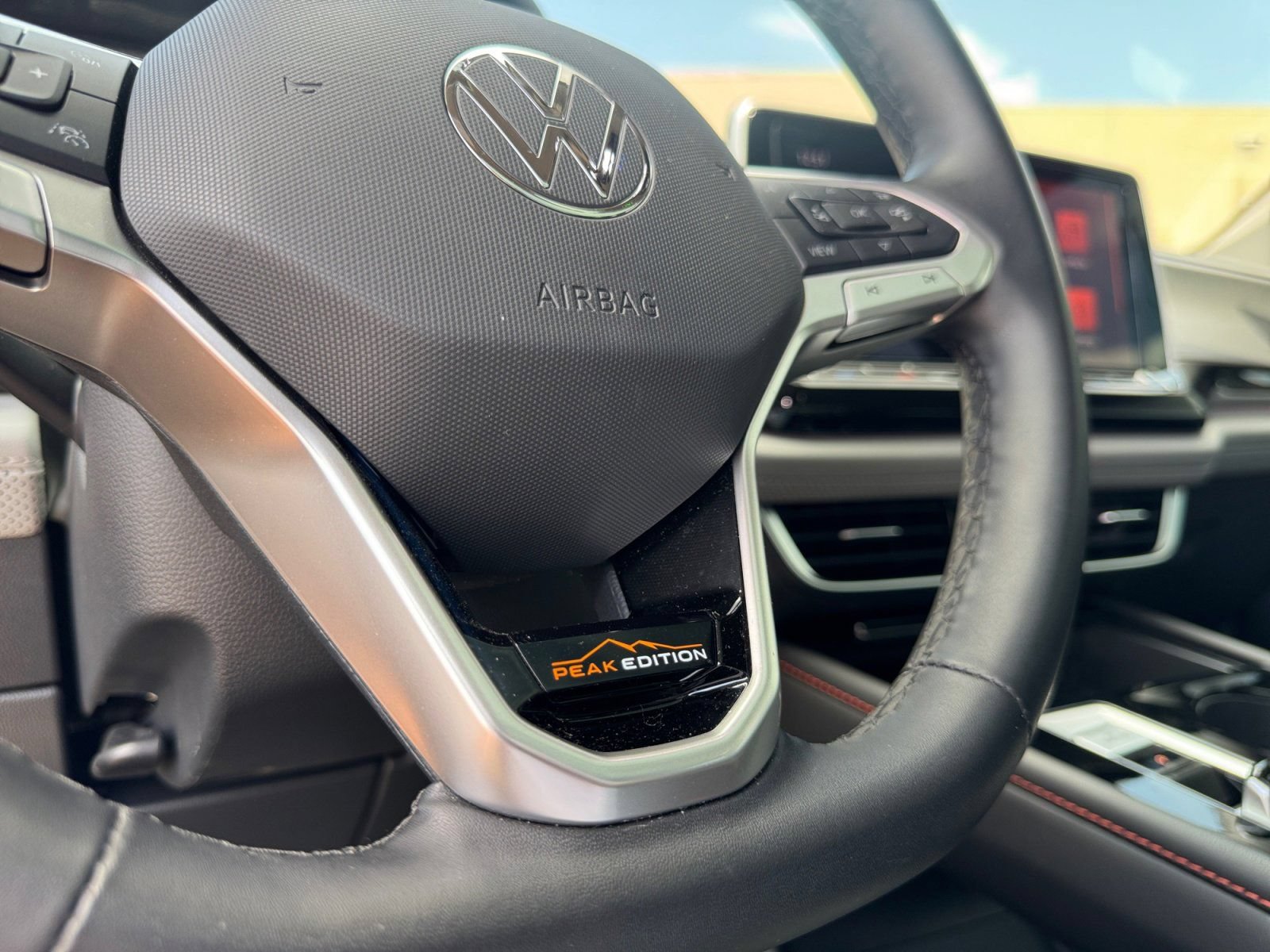 Used 2025 Volkswagen Atlas Peak Edition SE AWD/4WD image 33