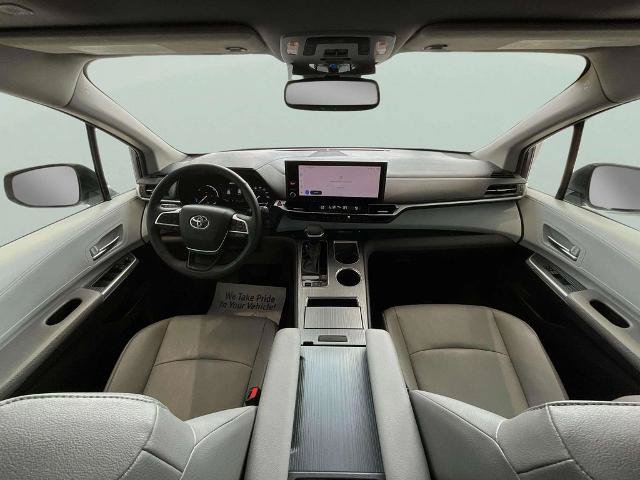 Used 2025 Toyota Sienna XLE FWD image 25