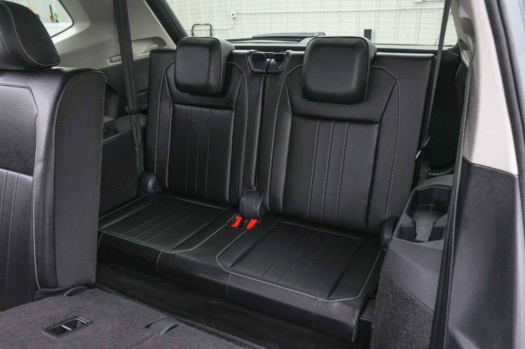 Used 2024 Volkswagen Tiguan SE w/ MDO Package, Three-Row FWD image 19