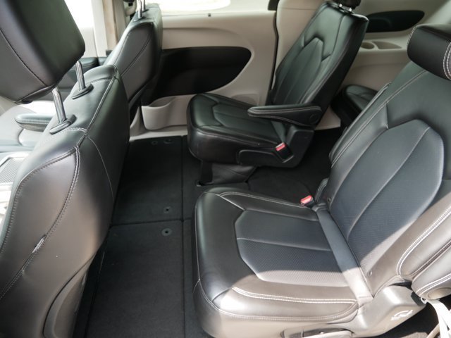 Used 2024 Chrysler Pacifica Touring-L FWD image 12