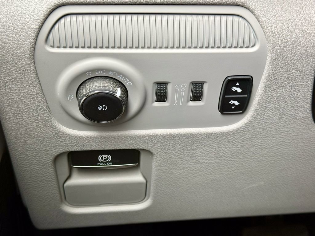 Used 2023 Jeep Wagoneer L Series III w/ Premium Group I image 24