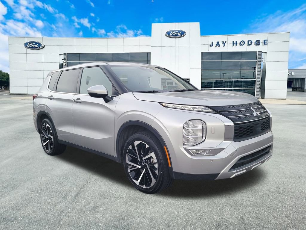 Used 2024 Mitsubishi Outlander SE image 1