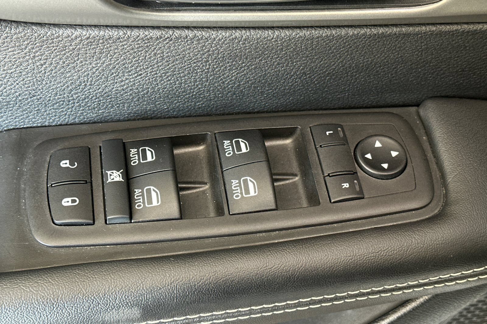 Used 2025 Chrysler Pacifica Select FWD image 11