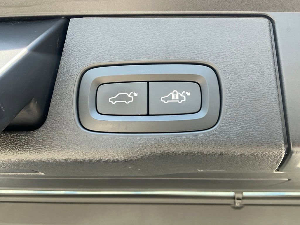 Used 2018 Volvo XC60 T6 R-Design w/ Convenience Package AWD/4WD image 17