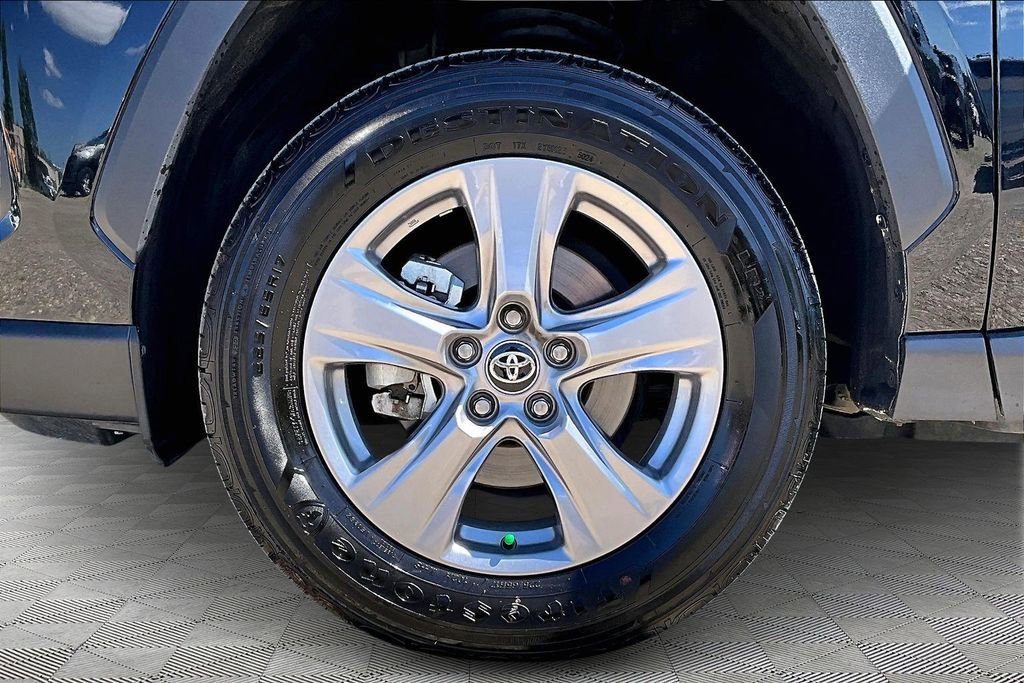Used 2025 Toyota RAV4 XLE AWD/4WD image 11