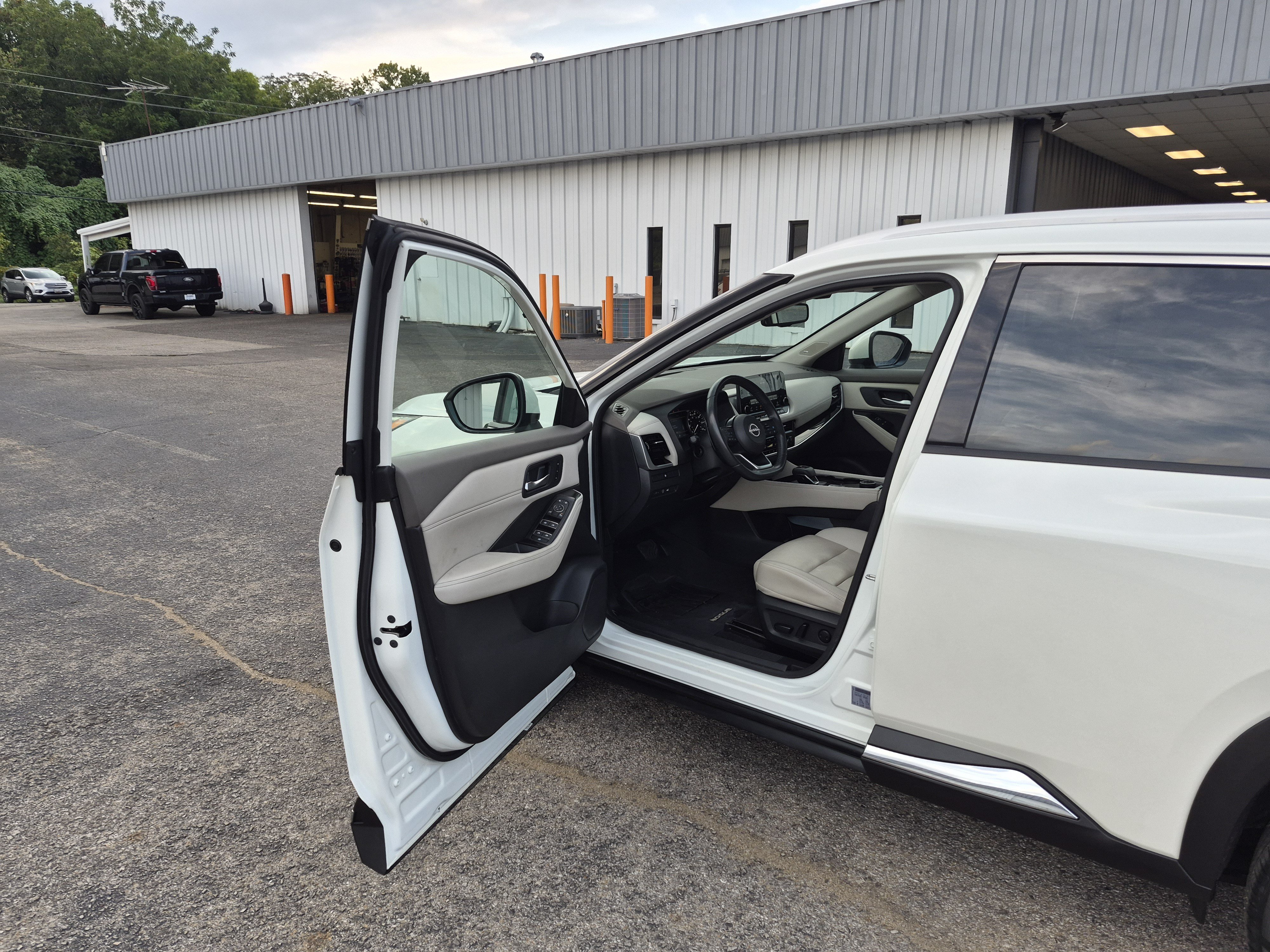 Used 2023 Nissan Rogue SL w/ SL Premium Package AWD/4WD image 9