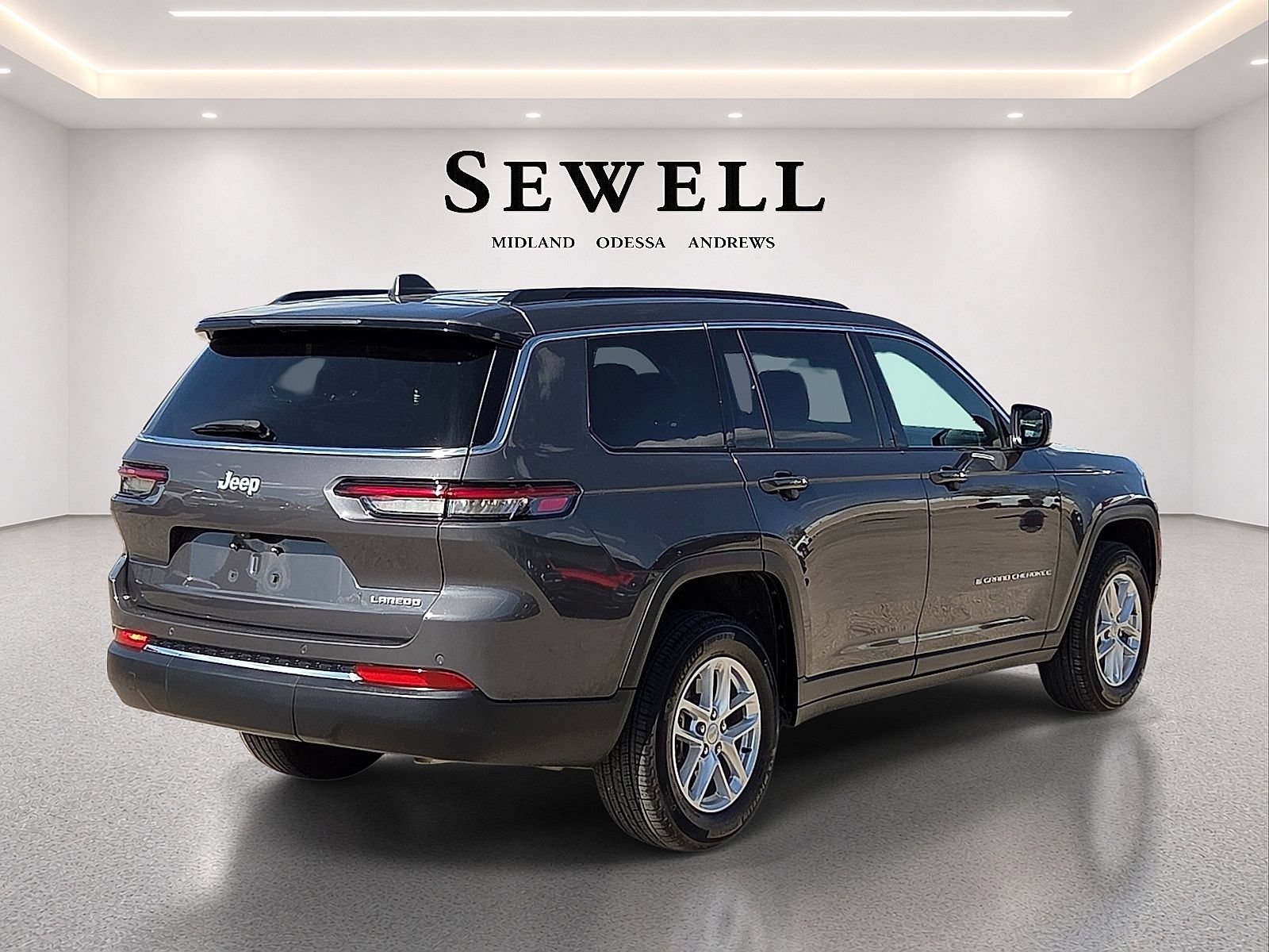 Used 2025 Jeep Grand Cherokee L Laredo RWD image 4
