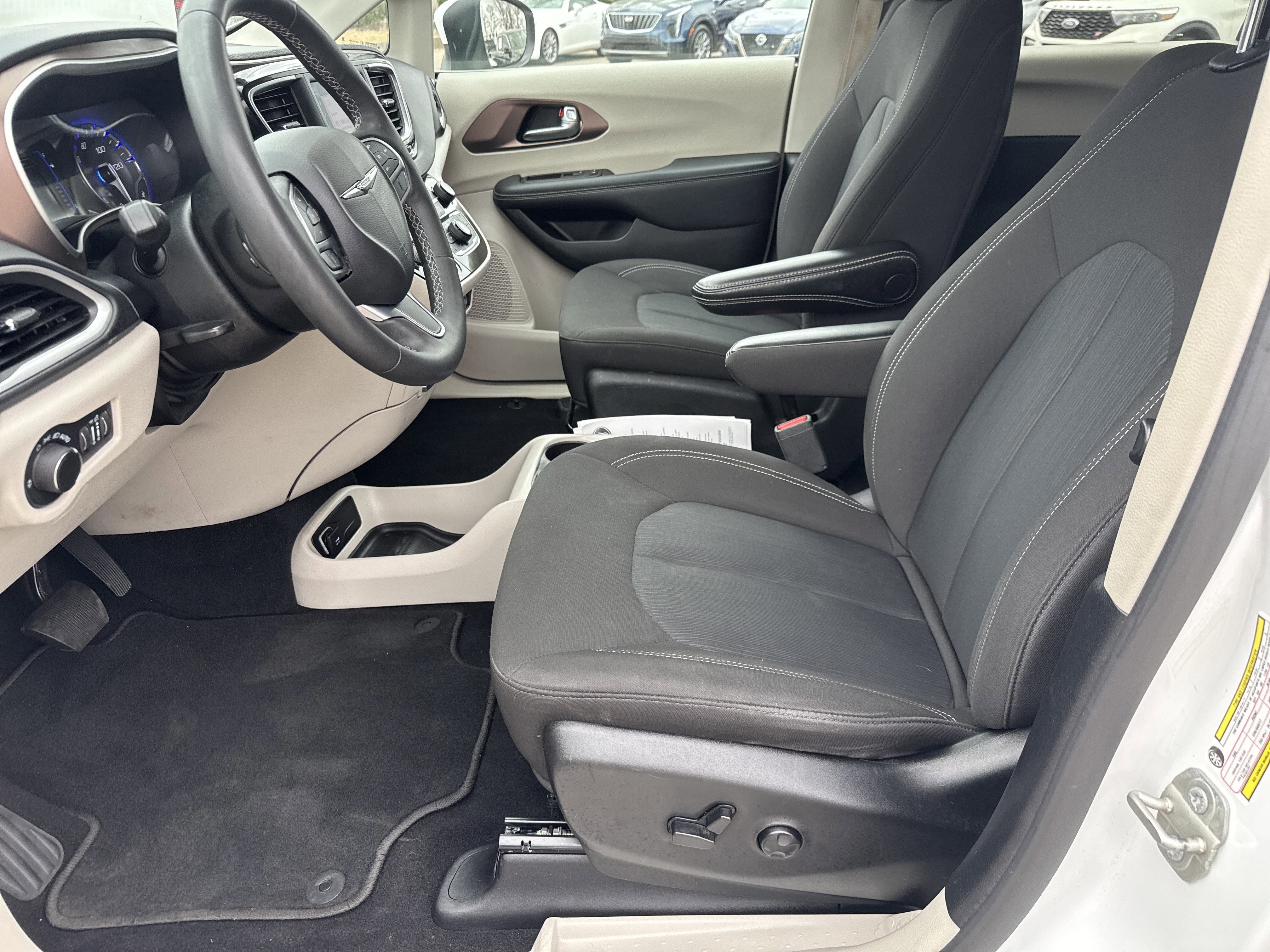 Used 2023 Chrysler Voyager LX image 10