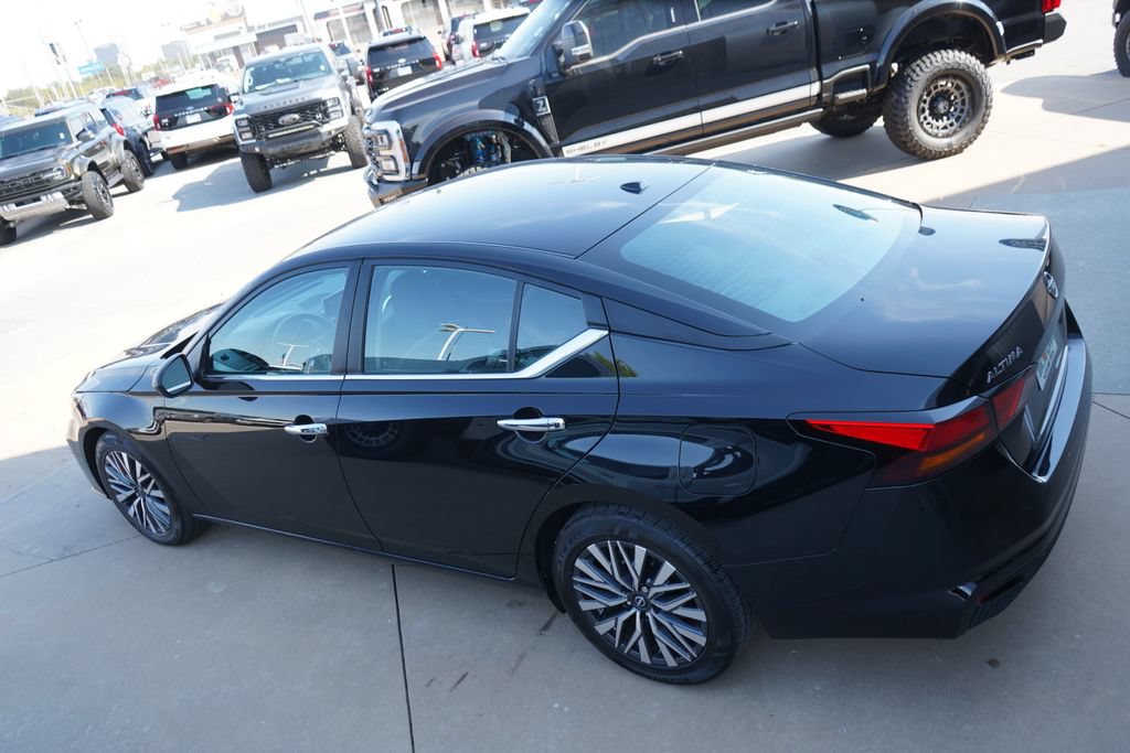 Used 2025 Nissan Altima 2.5 SV FWD image 9