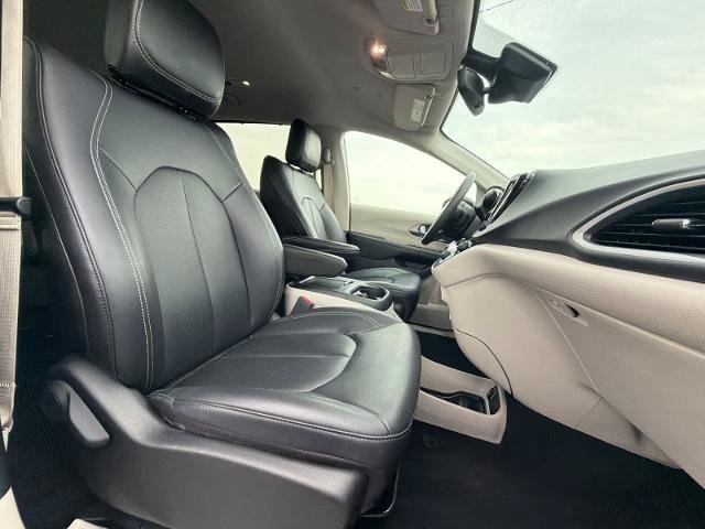 Used 2024 Chrysler Pacifica Touring-L FWD image 21