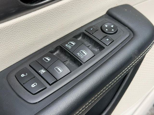 Used 2024 Chrysler Pacifica Touring-L FWD image 17