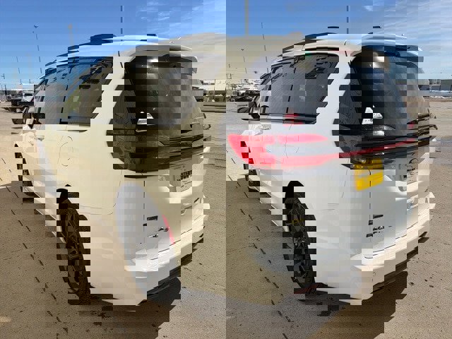 Used 2025 Chrysler Pacifica Limited image 2