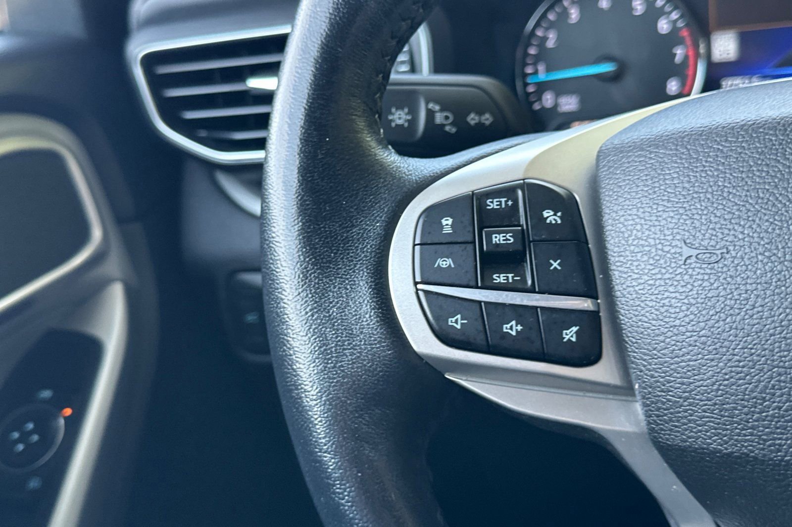 Certified 2022 Ford Explorer XLT w/ Equipment Group 202A image 37