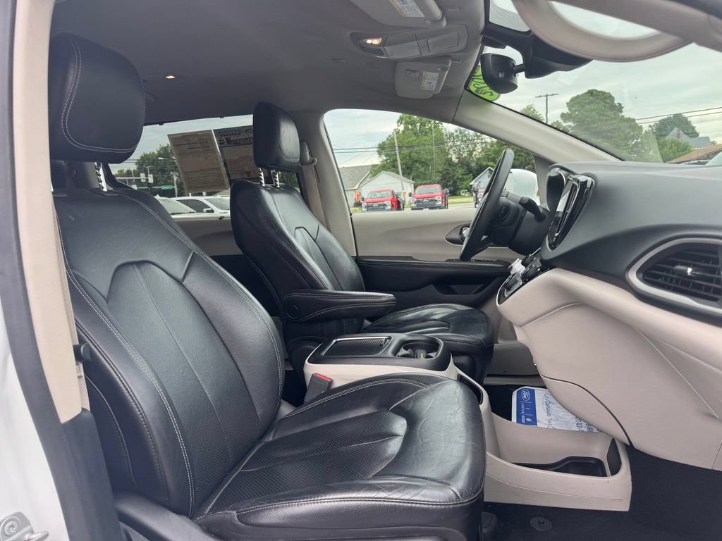 Used 2022 Chrysler Pacifica Touring-L FWD image 16