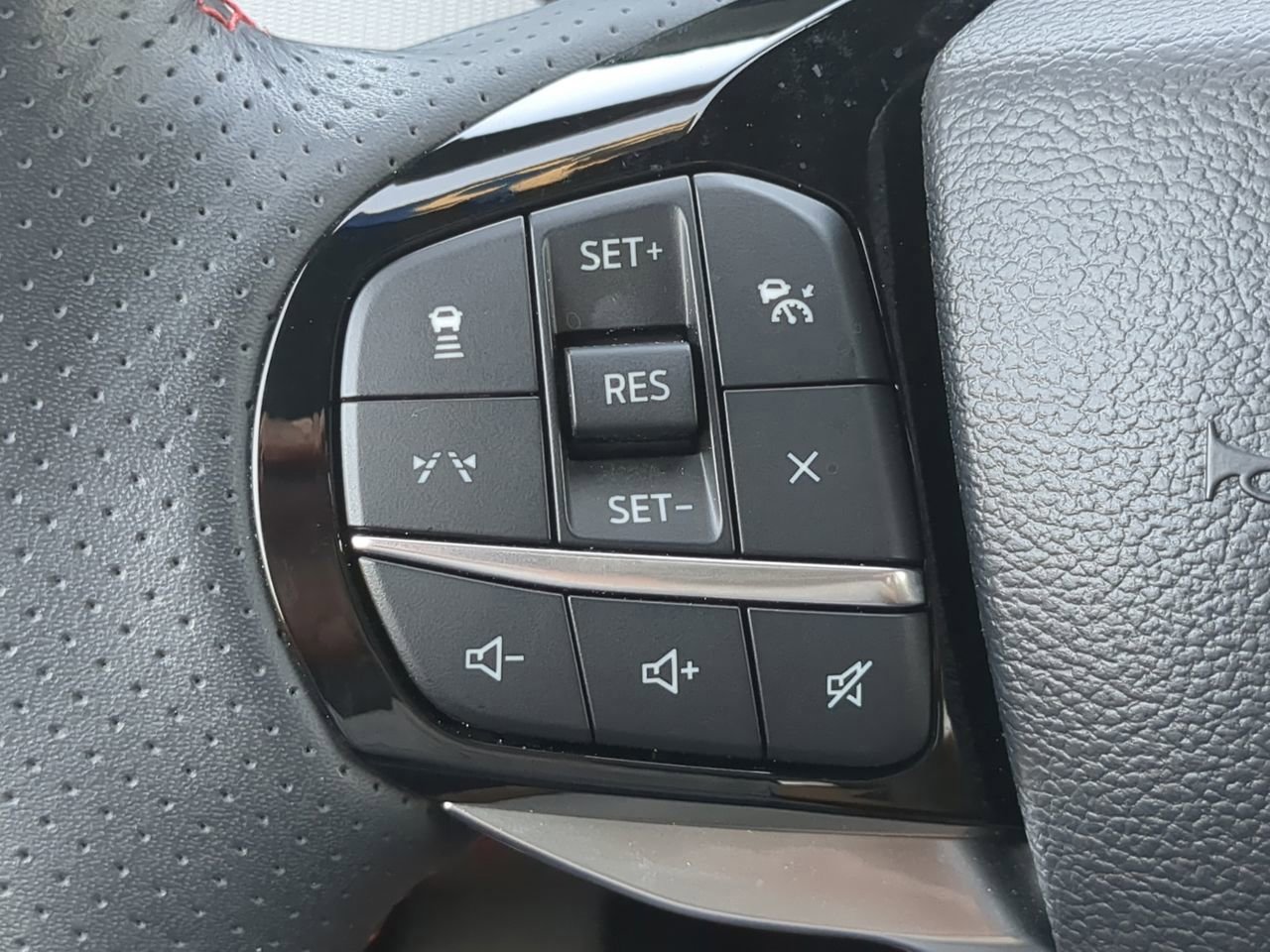 Certified 2025 Ford Explorer ST-Line w/ Premium Package image 24