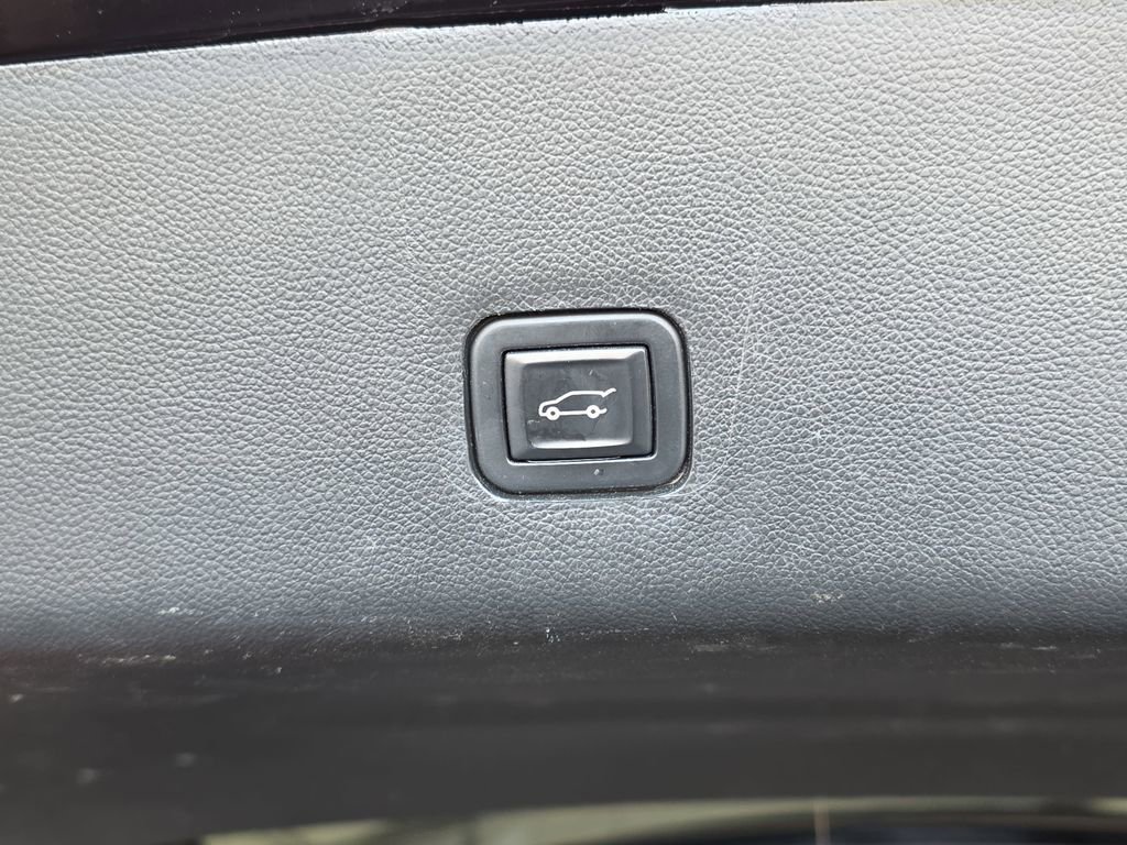 Used 2020 Chevrolet Traverse LT w/ LT Premium Package image 12