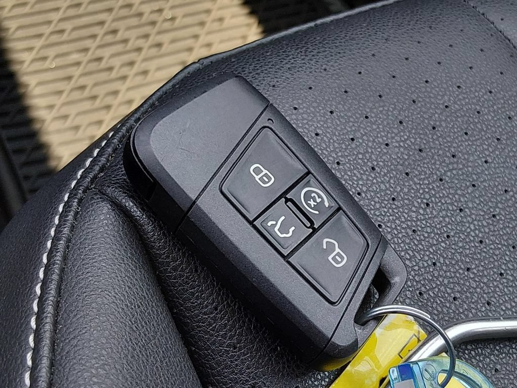 Used 2023 Volkswagen Tiguan SE w/ Panoramic Sunroof Package FWD image 24