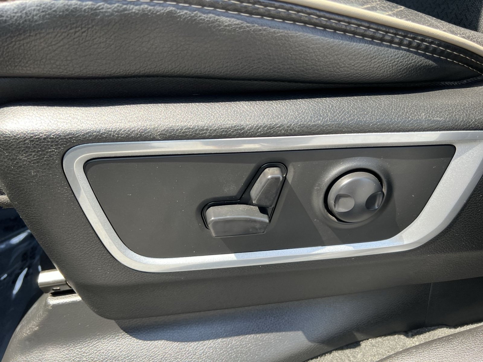 Used 2024 RAM 1500 Laramie AWD/4WD image 14