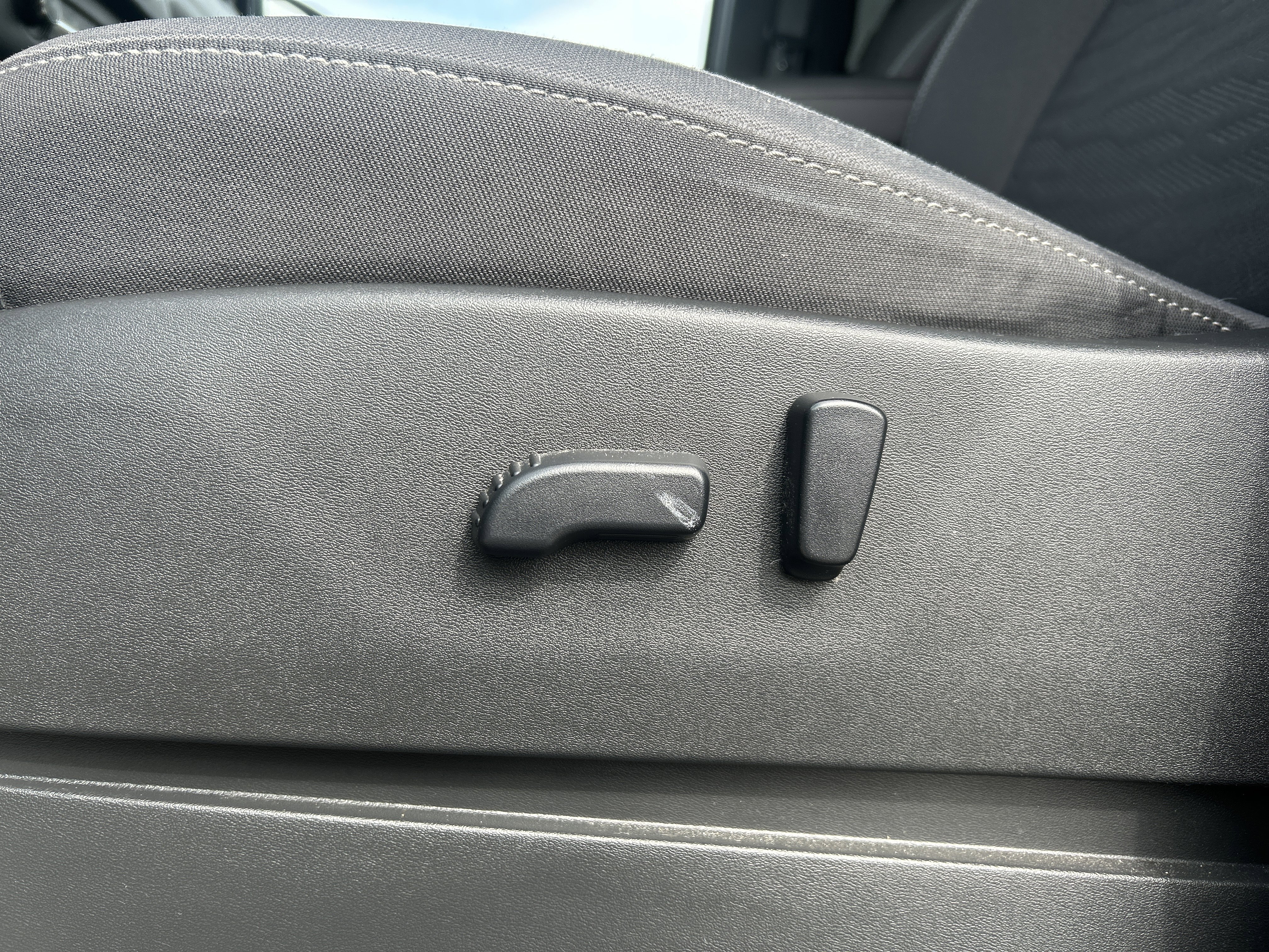 Used 2023 Nissan Frontier SV w/ Midnight Edition Package image 14