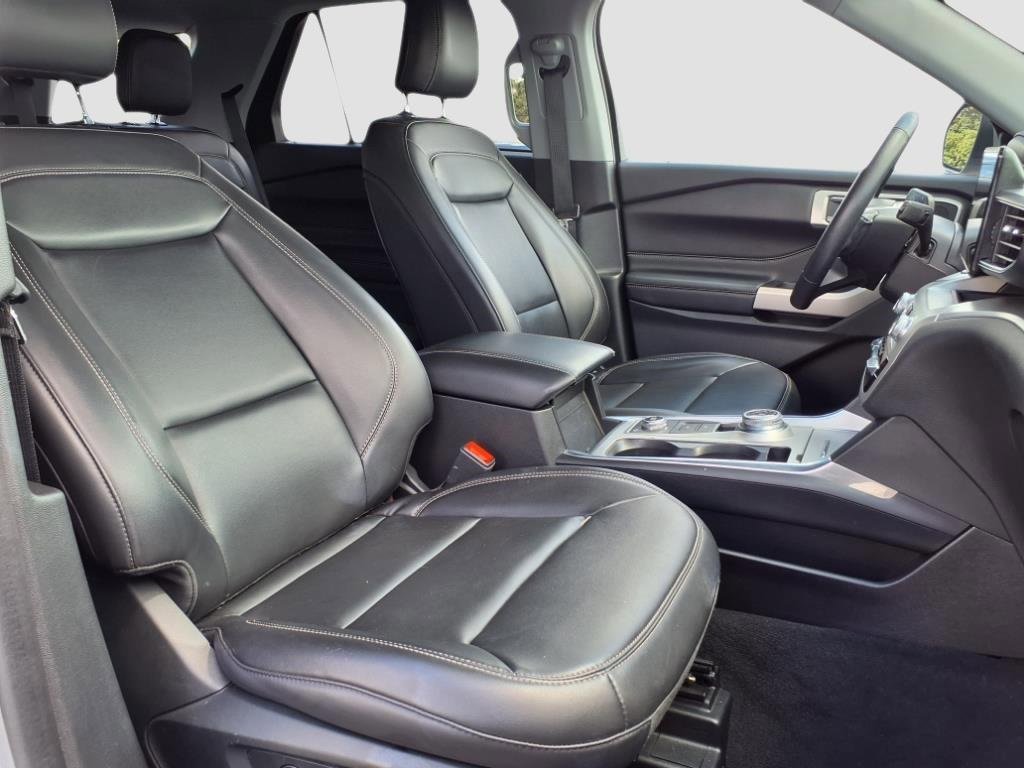 Certified 2022 Ford Explorer XLT w/ Equipment Group 202A image 8