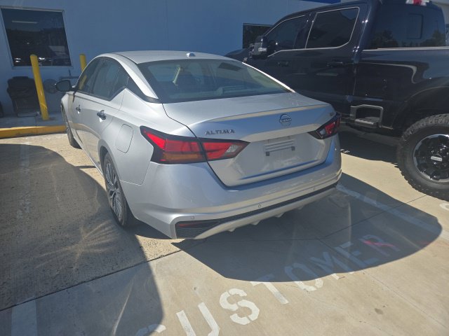 Used 2024 Nissan Altima 2.5 SV FWD image 12