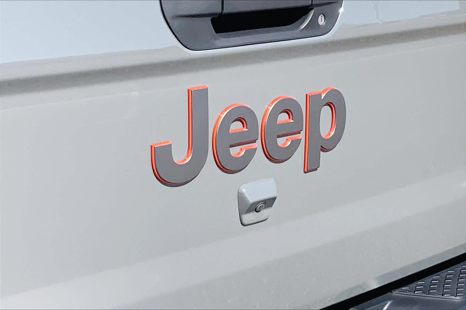 Used 2023 Jeep Gladiator Mojave w/ LED Lighting Group AWD/4WD image 10