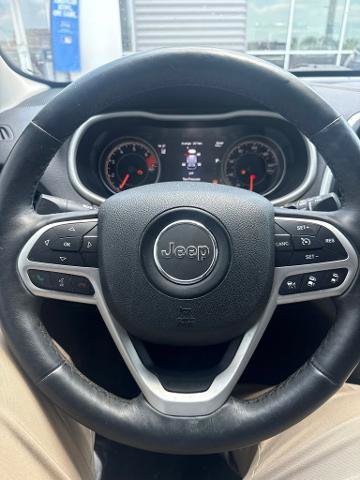 Used 2017 Jeep Cherokee Limited w/ Technology Group FWD image 3