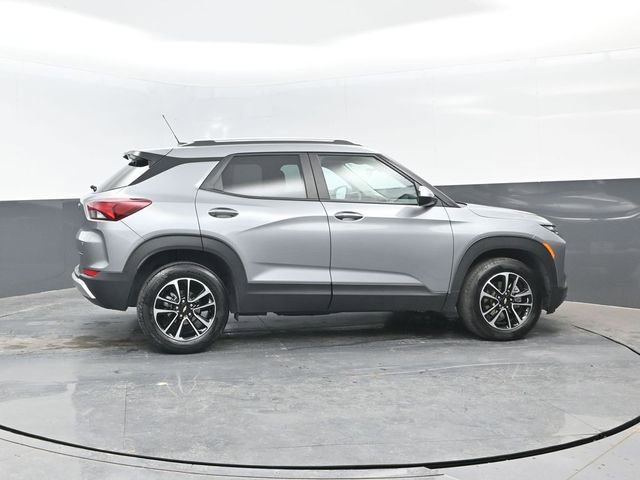 Used 2025 Chevrolet TrailBlazer LT AWD/4WD image 3