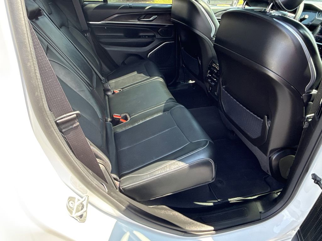 Used 2023 Jeep Grand Cherokee Overland w/ Luxury Tech Group IV RWD image 15