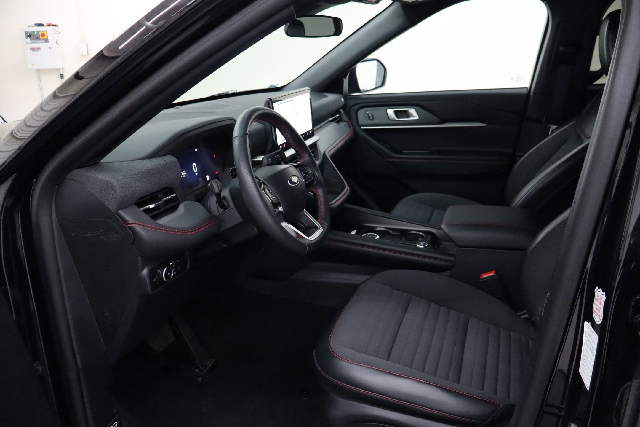 Certified 2025 Ford Explorer ST-Line w/ ST-Line Street Pack image 31