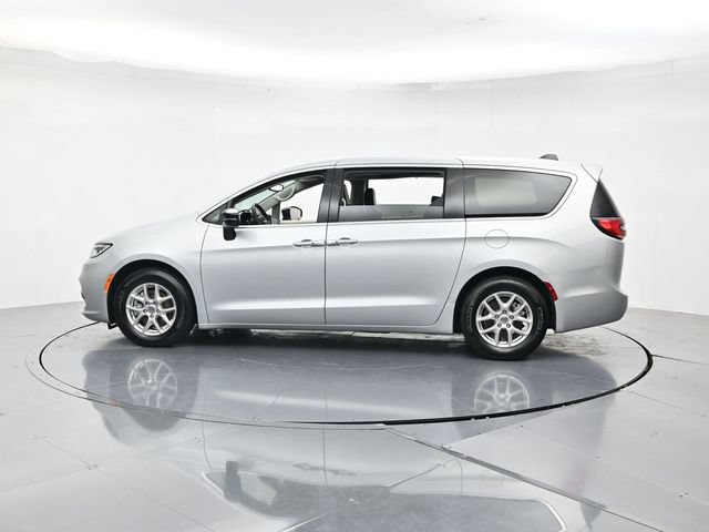 Used 2024 Chrysler Pacifica Touring-L FWD image 7