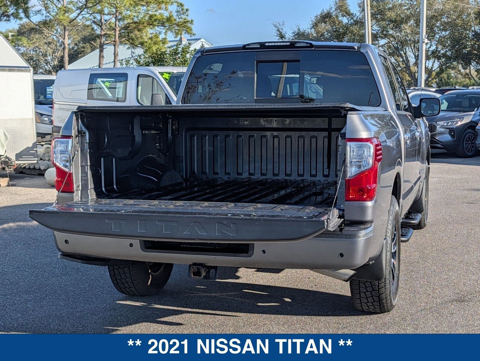 Used 2021 Nissan Titan SV w/ SV Convenience Package image 13