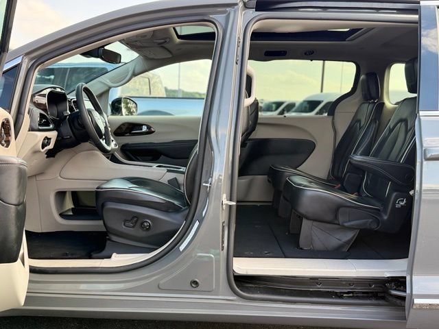 Used 2023 Chrysler Pacifica Limited FWD image 12