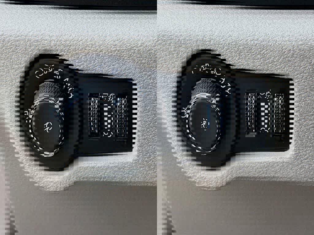 Used 2024 Chrysler Pacifica Touring-L image 27