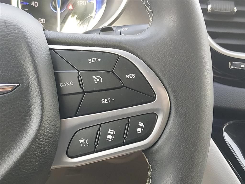 Used 2023 Chrysler Pacifica Touring-L FWD image 23