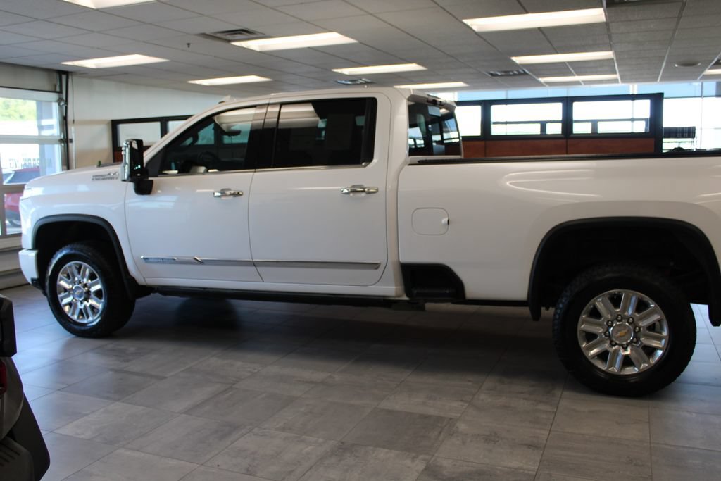 Used 2024 Chevrolet Silverado 3500 High Country w/ High Country Premium Package AWD/4WD image 2