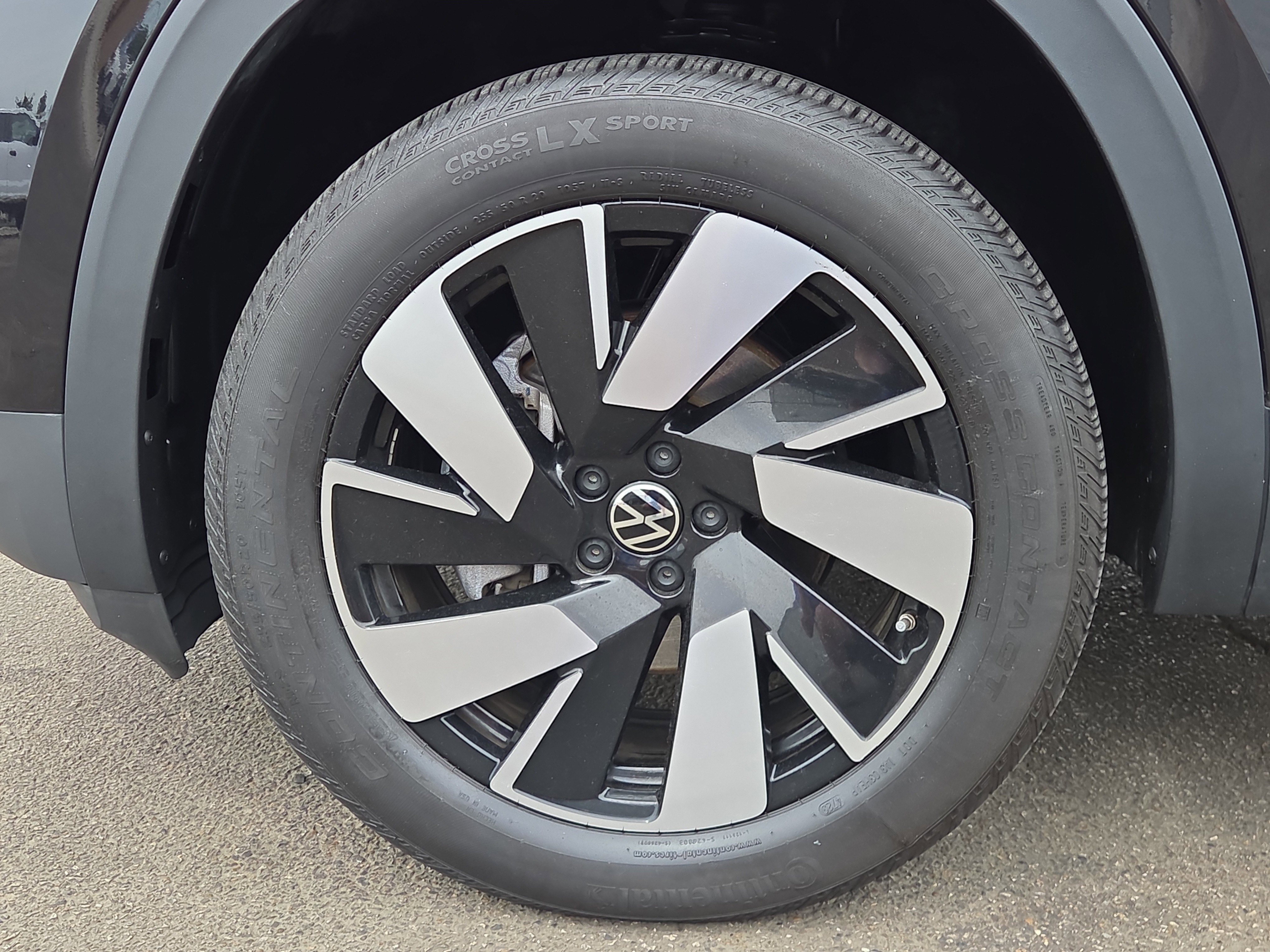 Used 2024 Volkswagen Atlas Cross Sport SE FWD image 9