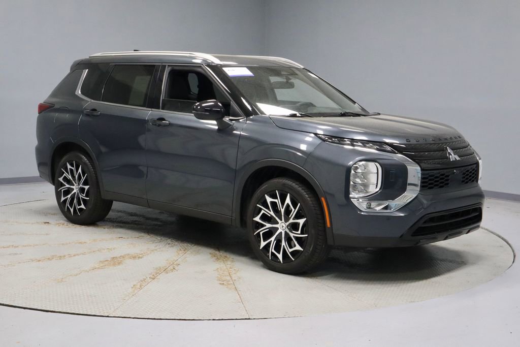 Used 2024 Mitsubishi Outlander SE Black Edition