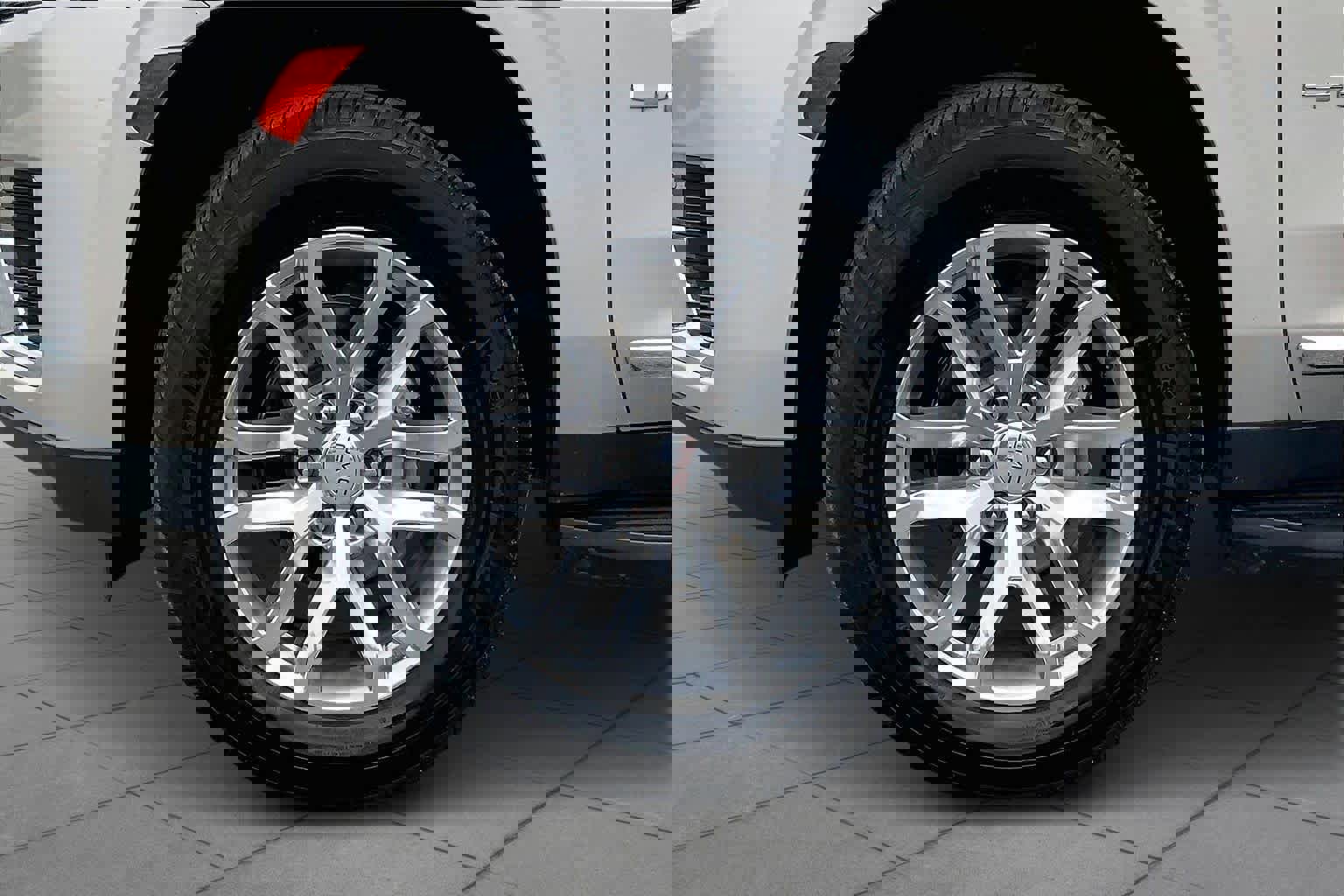 Used 2023 GMC Yukon XL SLT image 11