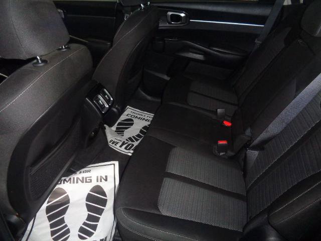 Used 2022 Kia Sorento LX image 9